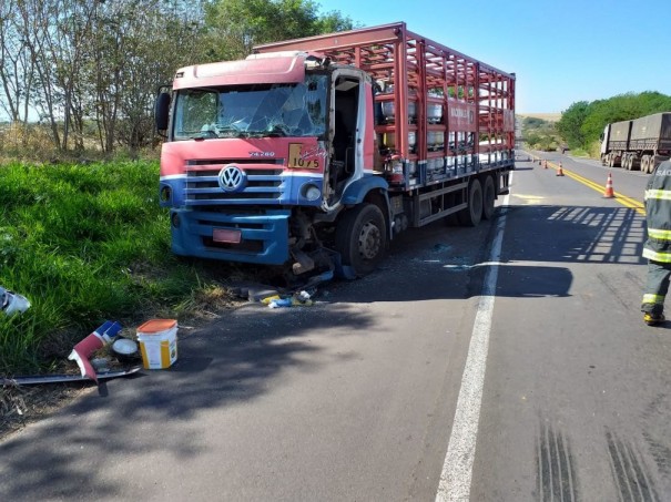 Acidente envolve tr�s ve�culos e deixa motorista ferido na SP-294