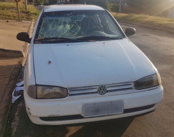 Mulher 'descontrolada' danifica carro do ex-marido, xinga policiais e acaba presa em flagrante em Pirapozinho