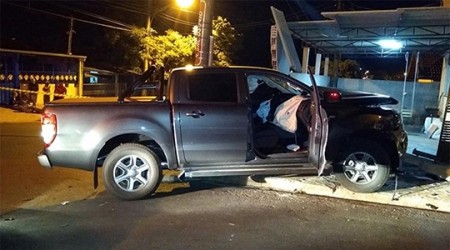 Ladrão armado rende empresário, provoca acidente com veículo da vítima e consegue fugir