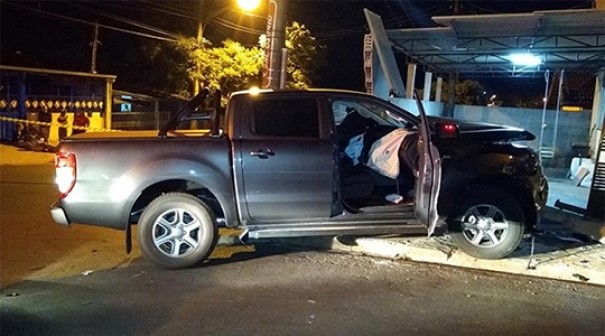 Ladr�o armado rende empres�rio, provoca acidente com ve�culo da v�tima e consegue fugir