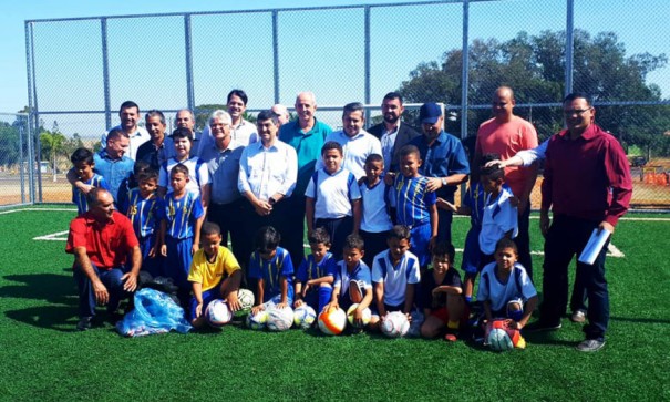 Inaugurada quadra de futebol society de Salmouro