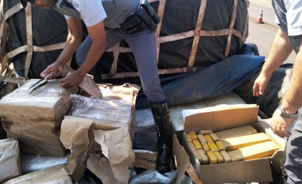 Fiscalizao apreende quase 400 quilos de maconha em abordagem a carreta em Rosana