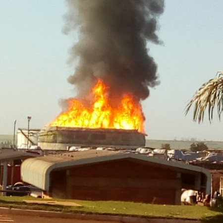 Incêndio em tanque de etanol em usina é controlado após quase 20 horas de trabalho