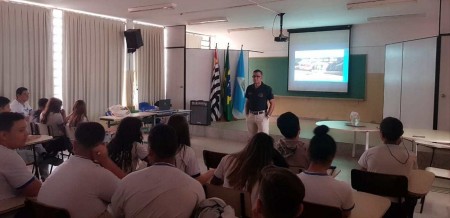 Polícia Civil faz palestra de prevenção ao uso de drogas para alunos de escolas estadual em Junqueirópolis