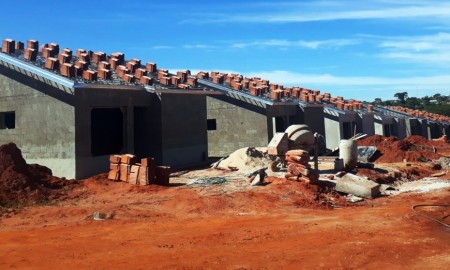 Iniciada cobertura das primeiras casas do novo conjunto habitacional de Salmourão