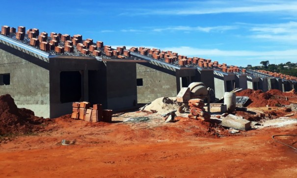 Iniciada cobertura das primeiras casas do novo conjunto habitacional de Salmouro