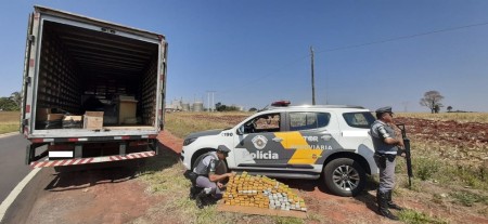 Fiscalização prende casal em flagrante com mais de 140 tabletes de maconha em caminhão