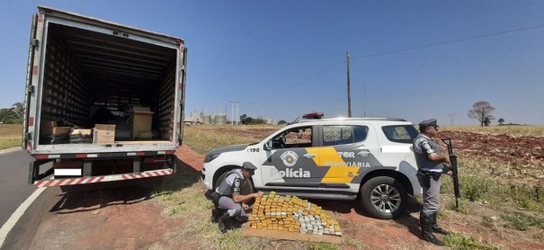 Fiscaliza��o prende casal em flagrante com mais de 140 tabletes de maconha em caminh�o