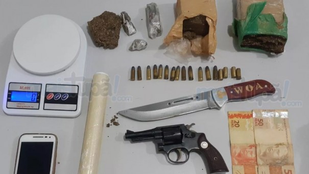 Homem  preso com tijolos de maconha e arma de fogo em Pompia.