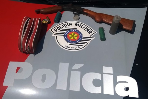 Ap�s den�ncia, PM localiza espingarda em vegeta��o e prende homem em Junqueir�polis