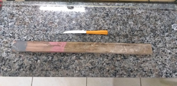 Morador de rua aborda pessoas com pedao de madeira e faca para conseguir dinheiro em OC