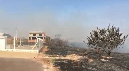 Incêndio atinge área de preservação ambiental e parte de loteamento, em Regente Feijó