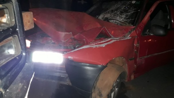 Motorista fica ferido ap�s bater carro em caminh�o estacionado, em Rancharia