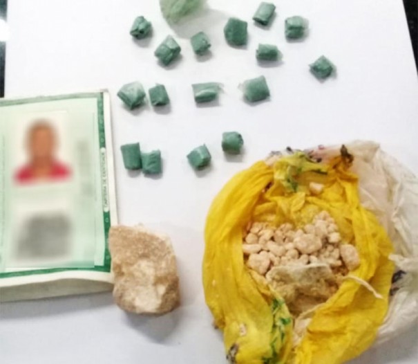 Policia Militar de Tup� prende acusado com pedra e por��es de crack