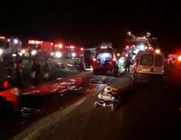 Acidente com �nibus deixa um morto e feridos em Regente Feij�