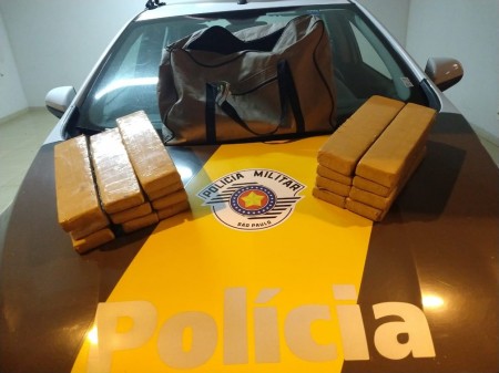 Adolescente transporta bolsa com quase 20 kg de maconha dentro e acaba apreendido pela polícia