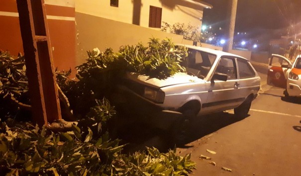 Motorista perde controle de direo e sobe em calada em Osvaldo Cruz