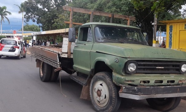 Caminho carregando veculos sucateados perde o freio e causa acidente com idoso ferido