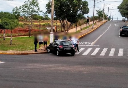 Idoso sofre mal súbito e carro colide contra poste