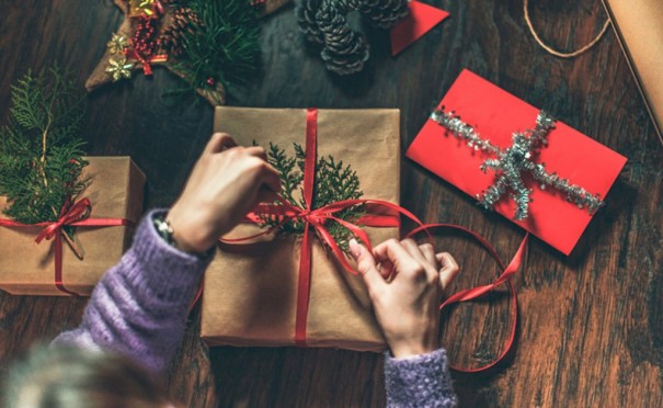 Seis em cada dez brasileiros pretendem comprar presentes para si mesmos no Natal, aponta pesquisa CNDL/SPC Brasil