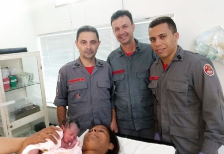 Corpo de Bombeiros de Tupã ajuda mãe de bebê que nasceu na casa da família