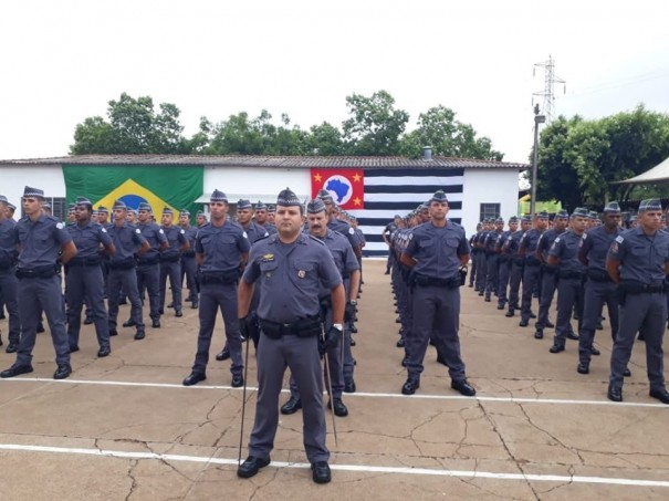 Solenidade de 1 Uso de Uniforme e Passagem de Ciclo de Ensino  realizada na Escola Superior de Soldados de Junqueirpolis