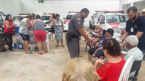 Idosos do Centro Dia visitam Base da Polcia Militar de Osvaldo Cruz