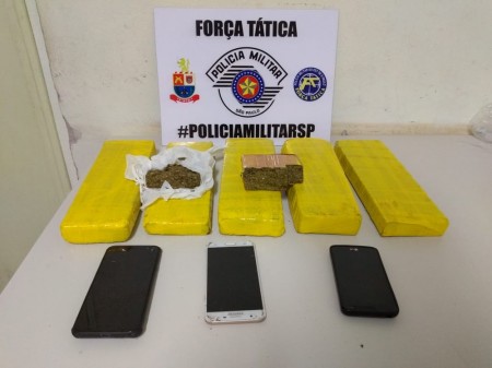 Polícia Militar apreende quase 5kg de maconha e prende dois rapazes por tráfico de droga