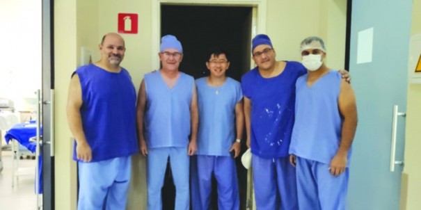 Mdicos de ortopedia e traumatologia fazem cirurgia indita na Santa Casa de Dracena