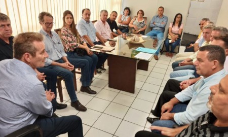 Prefeitos da região assinam convênios através do deputado Ed Thomas