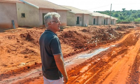 Prefeito Ailson acompanha obras de construção de 104 casas populares em Salmourão