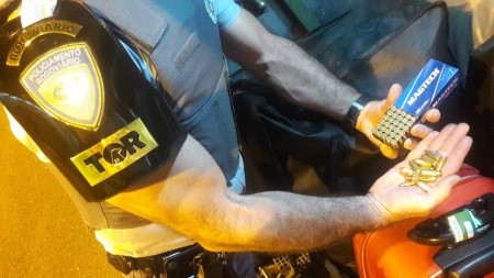 Fiscalização apreende munições e porções de cocaína com passageiro de ônibus na SP-270