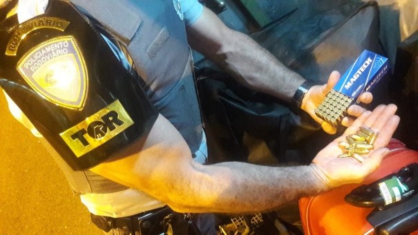 Fiscaliza��o apreende muni��es e por��es de coca�na com passageiro de �nibus na SP-270