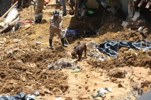 Sobe para sete o nmero de mortos em deslizamento de barreira no Recife