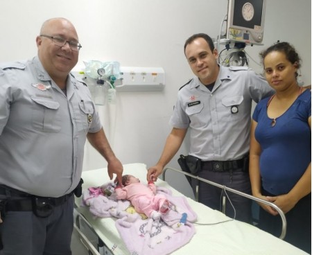 Após pedido 'desesperado' de casal, policiais rodoviários salvam bebê de 16 dias que estava engasgada