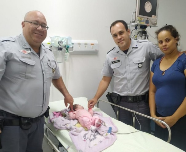 Aps pedido 'desesperado' de casal, policiais rodovirios salvam beb de 16 dias que estava engasgada