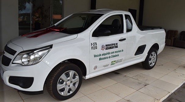 Lar dos Velhos de Adamantina recebe dois novos veculos zero km