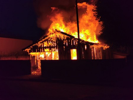 Casa de madeira fica totalmente destruída pelo fogo em Parapuã