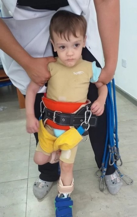 Vaquinha virtual quer arrecadar R$ 14 mil para adquirir andador para criança com paralisia