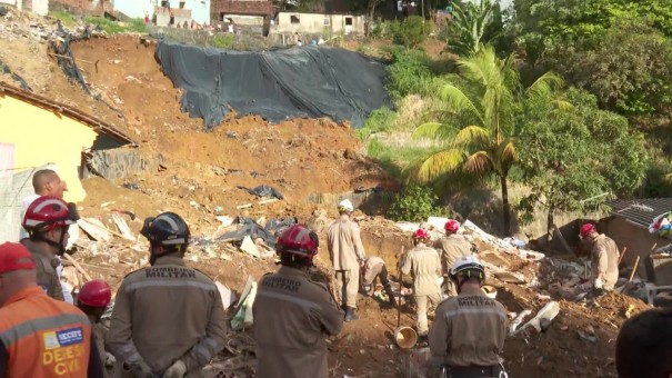 Deslizamento de barreira atinge duas casas e deixa mortos e feridos no Recife