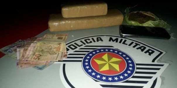 For�a T�tica prende rapaz por tr�fico de drogas em Paulic�ia