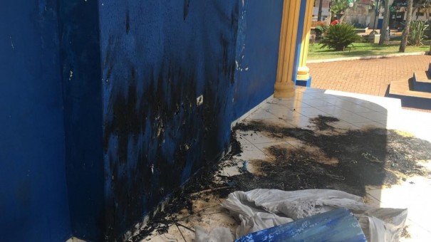 Pol�cia identifica respons�vel por colocar fogo em decora��o natalina na pra�a principal de Iep�