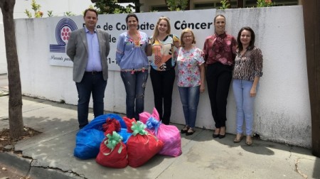 Rede de Combate ao Câncer de Adamantina recebe toucas infantis, turbantes e tiaras feitos por reeducandas
