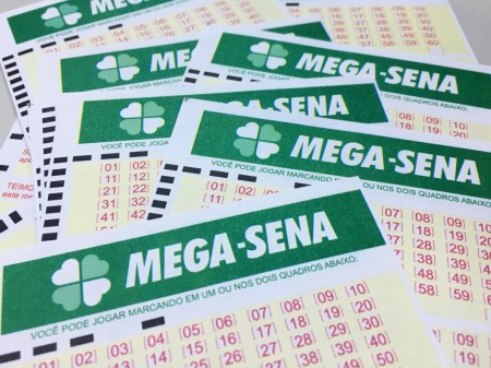 Mega-Sena acumula e deve pagar R$ 300 milhões no dia 31 