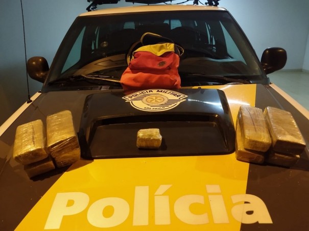 Passageira de �nibus � presa com tabletes de maconha em mochila na SP-270