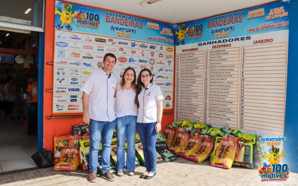 Supermercado Bandeiras faz nova entrega de rao para entidades protetoras de animais em OC