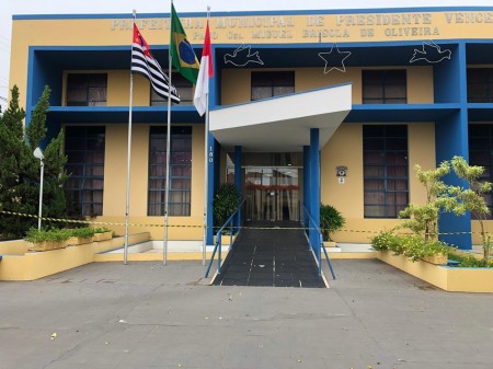 Bandidos levam aproximadamente R$ 50 mil após invadirem Prefeitura de Presidente Venceslau e danificarem caixa eletrônico