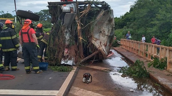 Colis�o entre �nibus e moto deixa 5 mortos