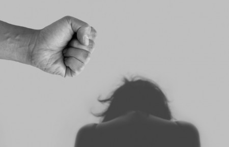 Mantida em cárcere privado, jovem é agredida e ameaçada pelo namorado, em Presidente Prudente