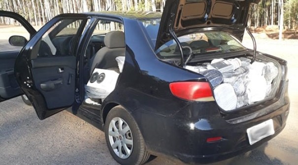 PM Rodovi�ria apreende carregamento de alto-falantes em carro na SP-425